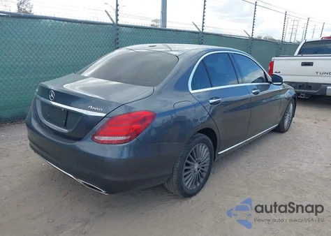 2015 Mercedes-Benz C 300 Luxury 4Matic z USA, uszkodzony, nr VIN 55SWF4KB0FU030722